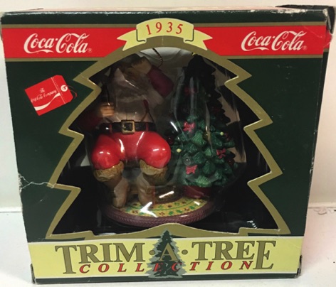 45103-2 € 10,00 coca cola ornament kerstman zittend bij boom.jpeg